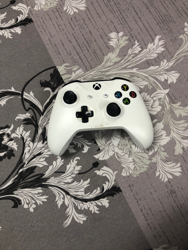 Xbox one s  1 controllers  - 2
