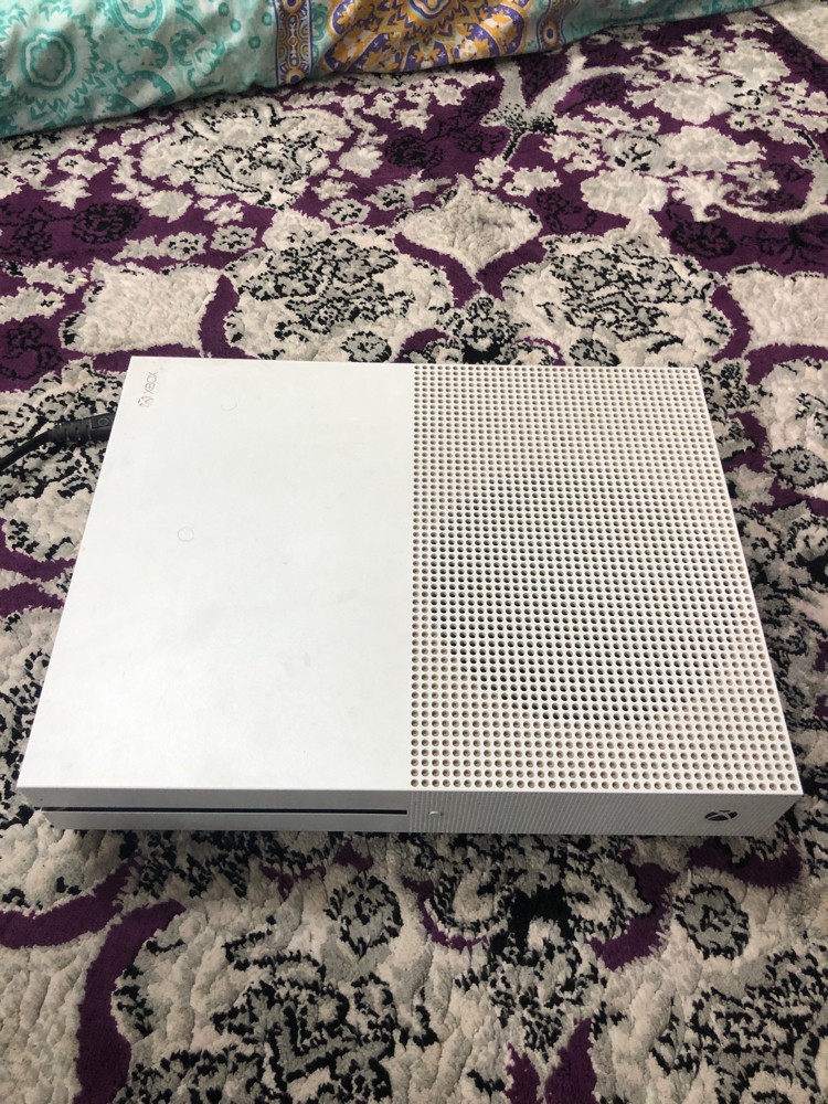 Xbox one s  1 controllers  - 1