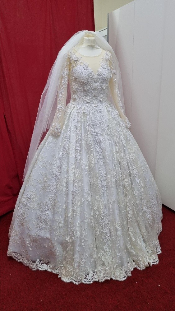 Brand new wedding dress for rent - 4