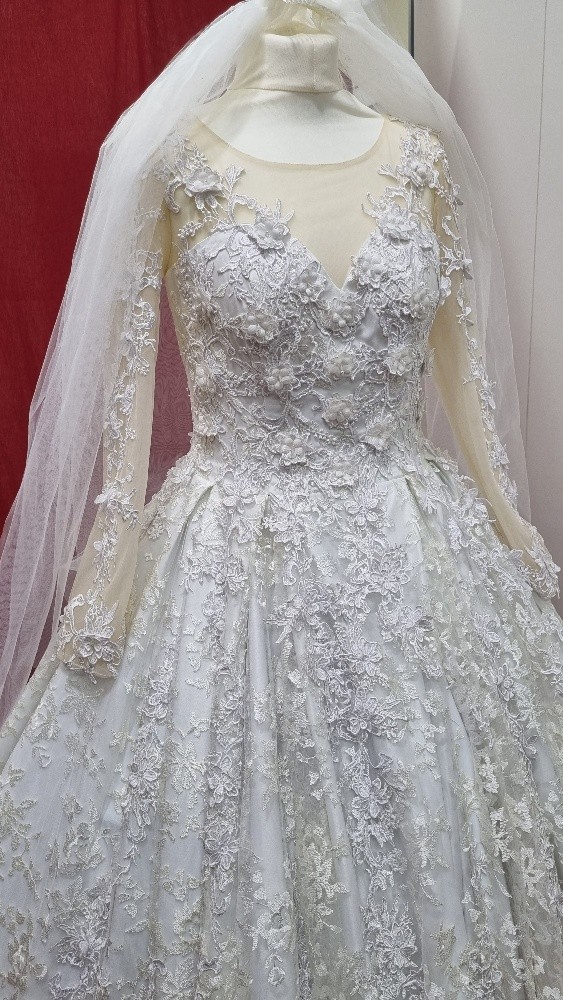 Brand new wedding dress for rent - 5