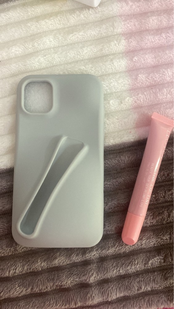 Lip gloss with iPhone 11 case - 1