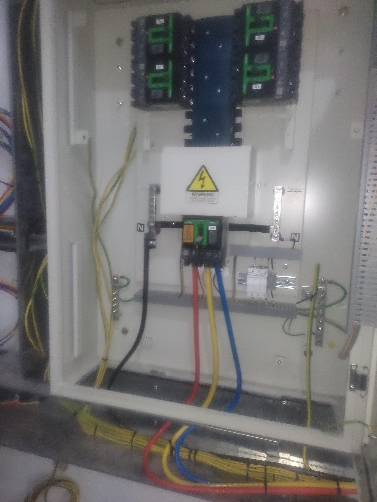 - صيانة جميع اعمال الكهرباء .
- - 3