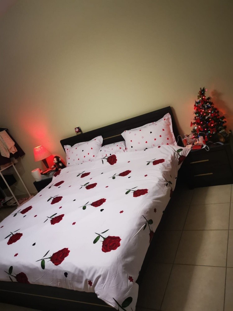 Queen size bed - 1