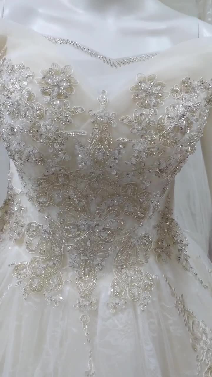 Beautiful wedding dress for rent - 1