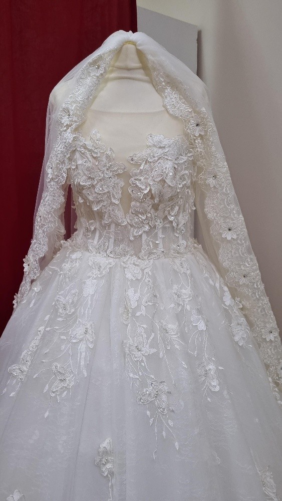 Brand new wedding dress for rent - 5