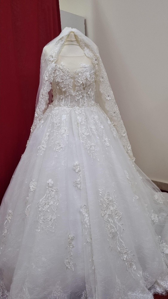 Brand new wedding dress for rent - 1