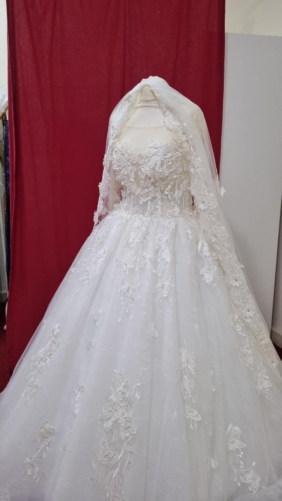 Brand new wedding dress for rent - 3