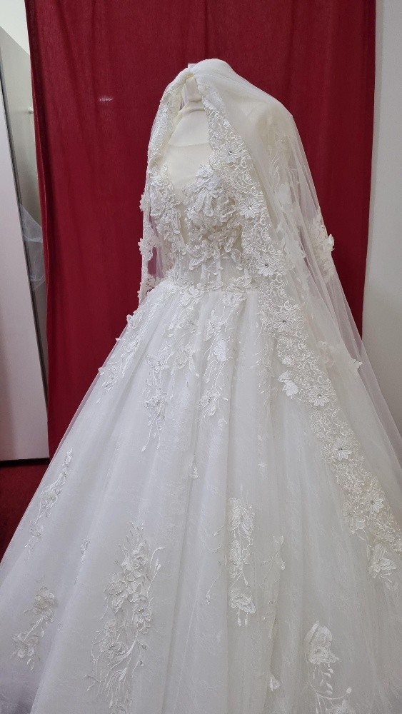 Brand new wedding dress for rent - 4