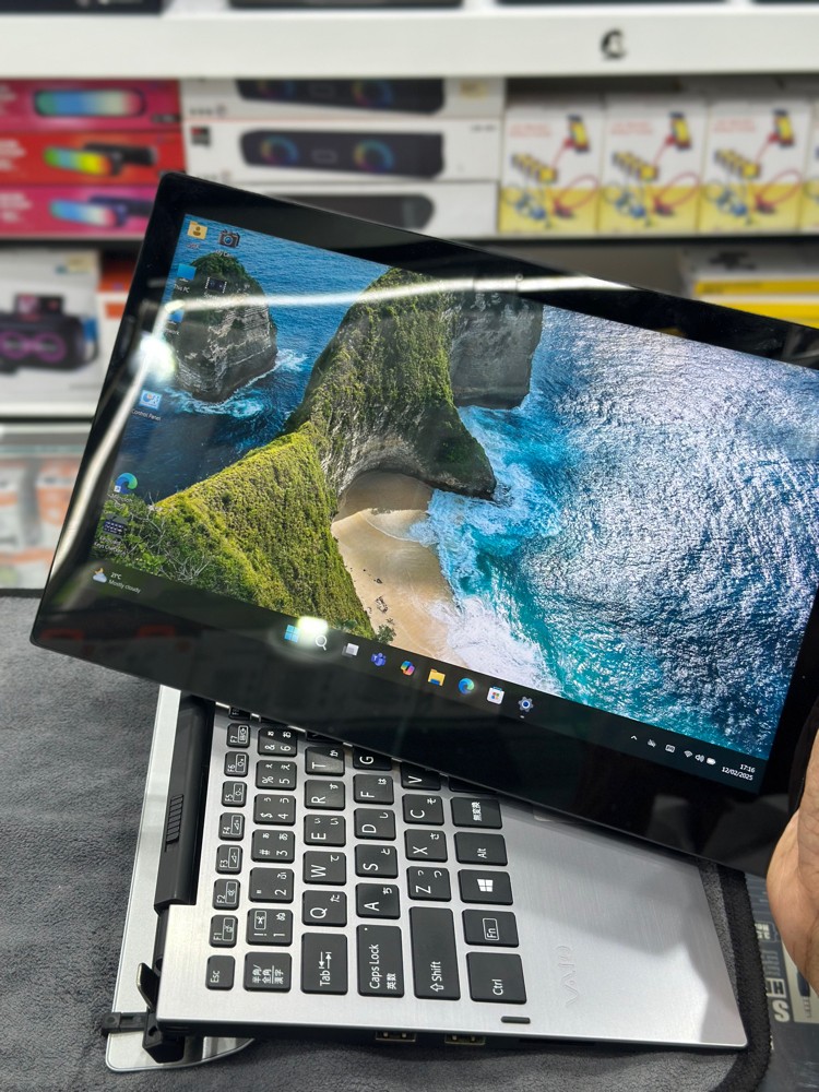 SONY Vaio 2in1 touch screen lapto - 1