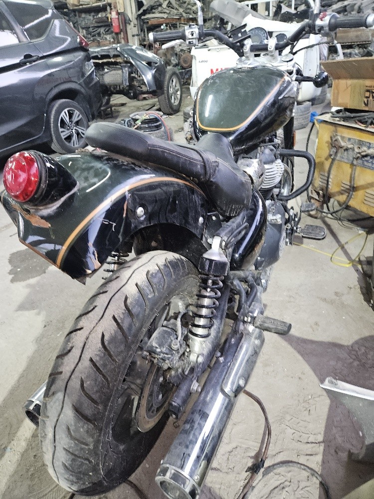 Royal Enfield super meteor 650 - 3