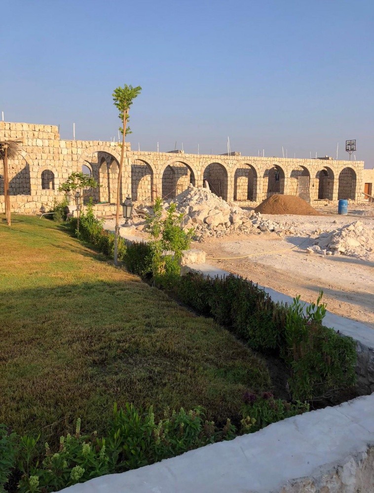 نحن نقوم بأعمال الحجر، بما في ذلك - 8