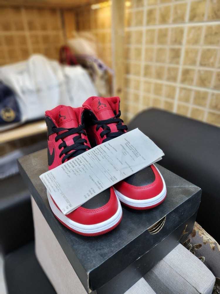 Jordan 1 Reverse Bred size 9.5 - 5