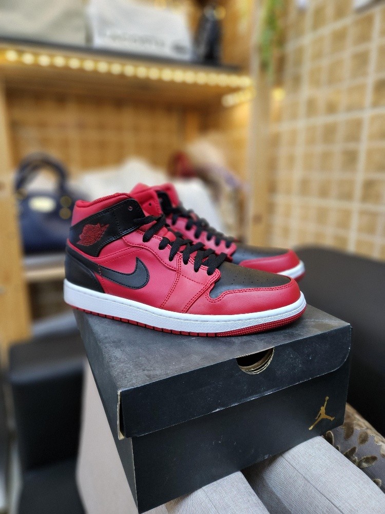 Jordan 1 Reverse Bred size 9.5 - 1