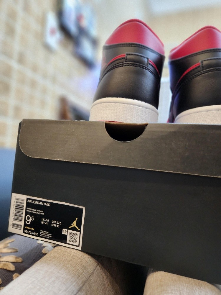 Jordan 1 Reverse Bred size 9.5 - 4