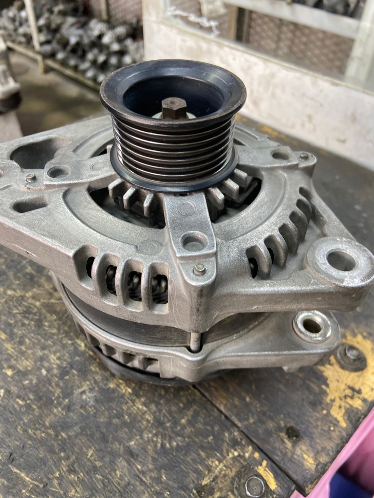 Land Cruiser V6 dynamo    - 1