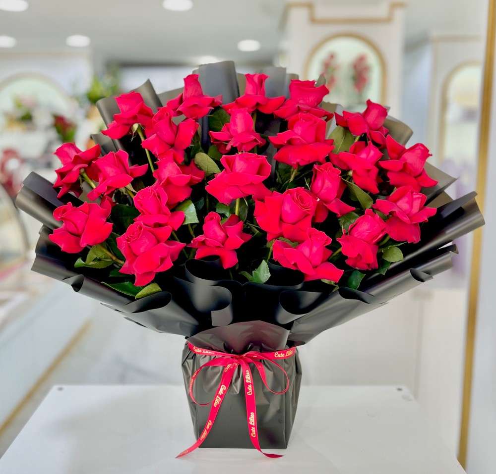 25 pieces roses with black wrap - 1
