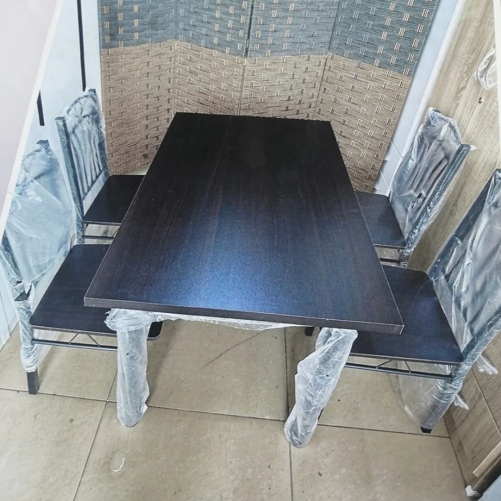 طاولة طعام جديدة للبيع مع ٤ و٦ كر - 2