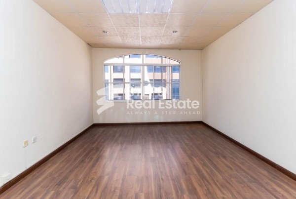 Office for Rent in Muntazah - 4