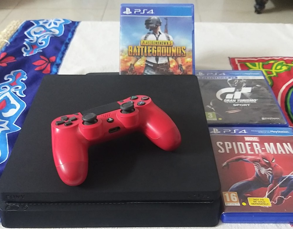 PlayStation 4 slim with games - 1