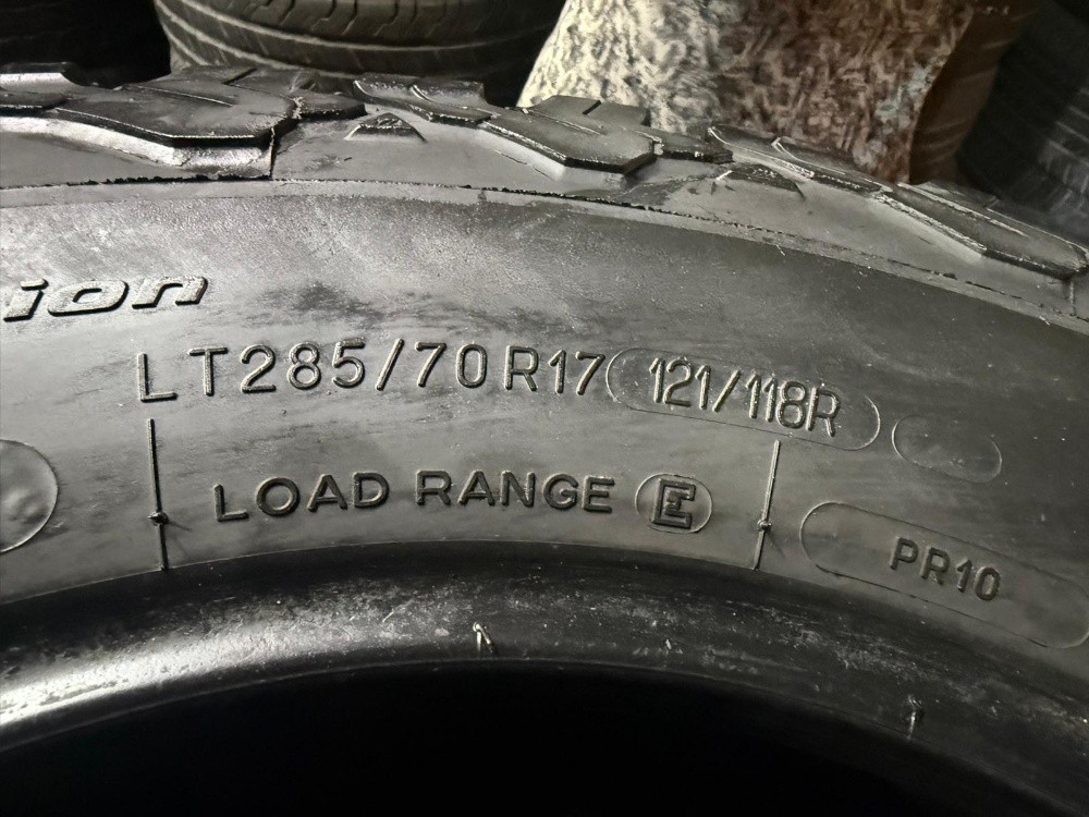 285/70/17" Bfgoodrich tyre - 4