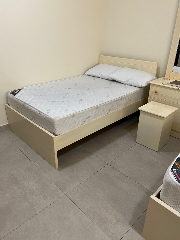 عدد اثنين سرير فردي مع تسريحة  - 1