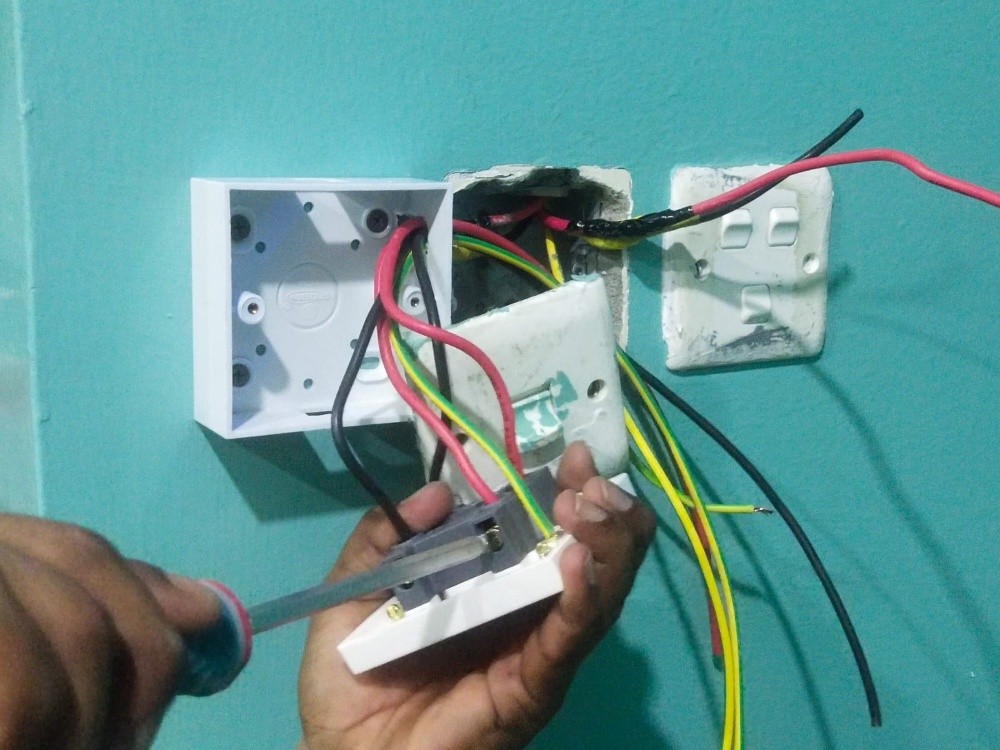 فني كهربائي نقوم بجميع التمديدات - 4