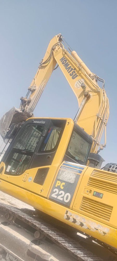 حفارات كوماتسو 220شغال حاله جيد - 7