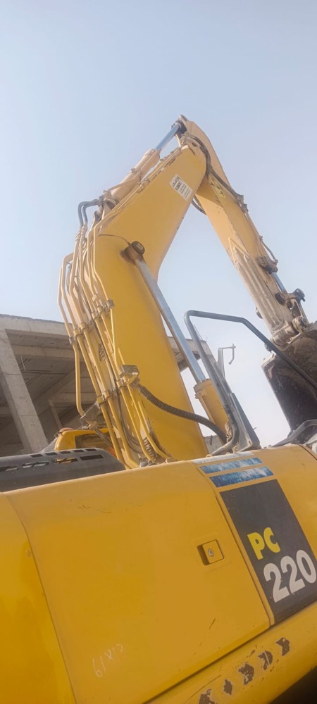 حفارات كوماتسو 220شغال حاله جيد - 6