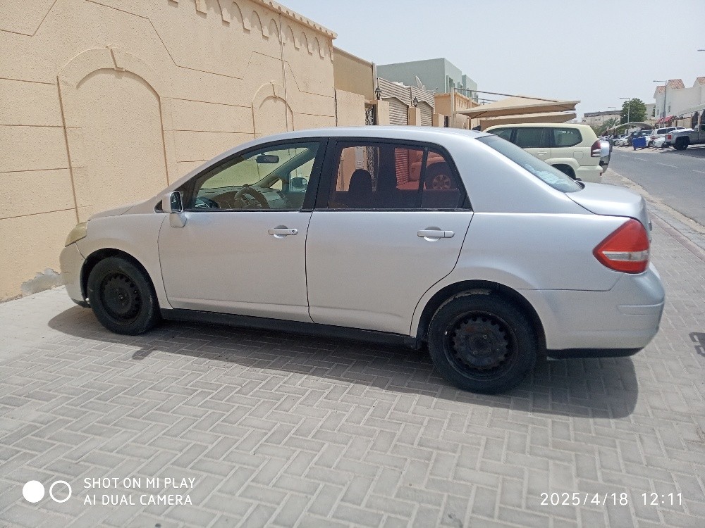 Nissan tida - 1