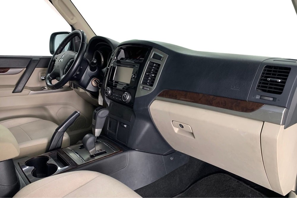 Mitsubishi pajero 2020 - 1