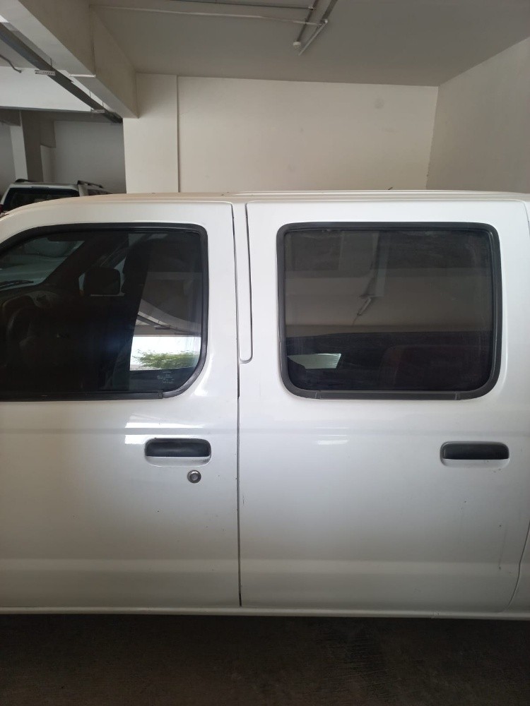 Nissan Pick up - 1