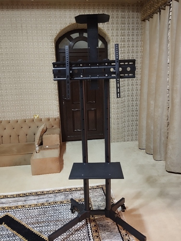 حامل تلفزيون مع عربات - 1