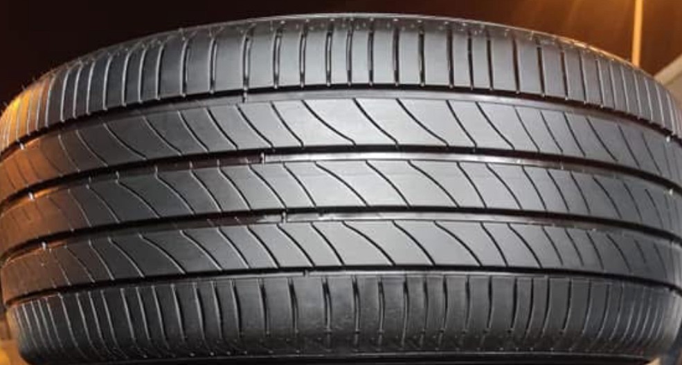 235/50/18" michelin tyre - 1