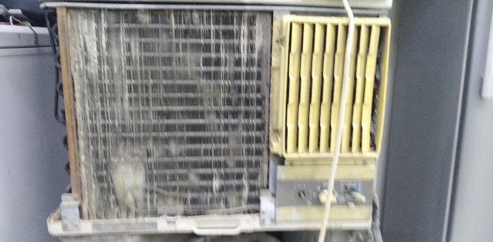 window AC - 3