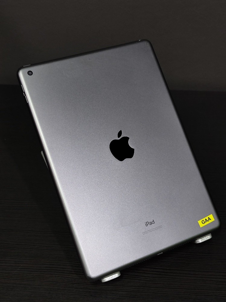 iPad 7  very good condition - 1