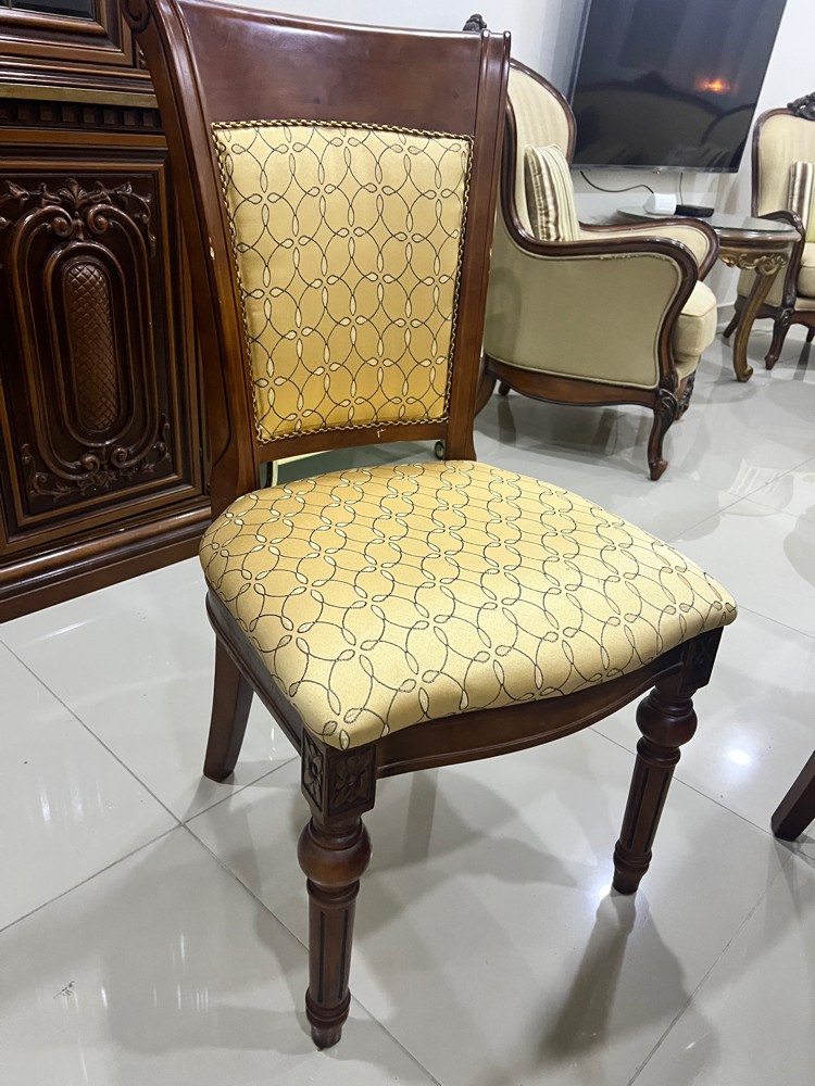 طاولة طعام مع 8 كراسي - 1