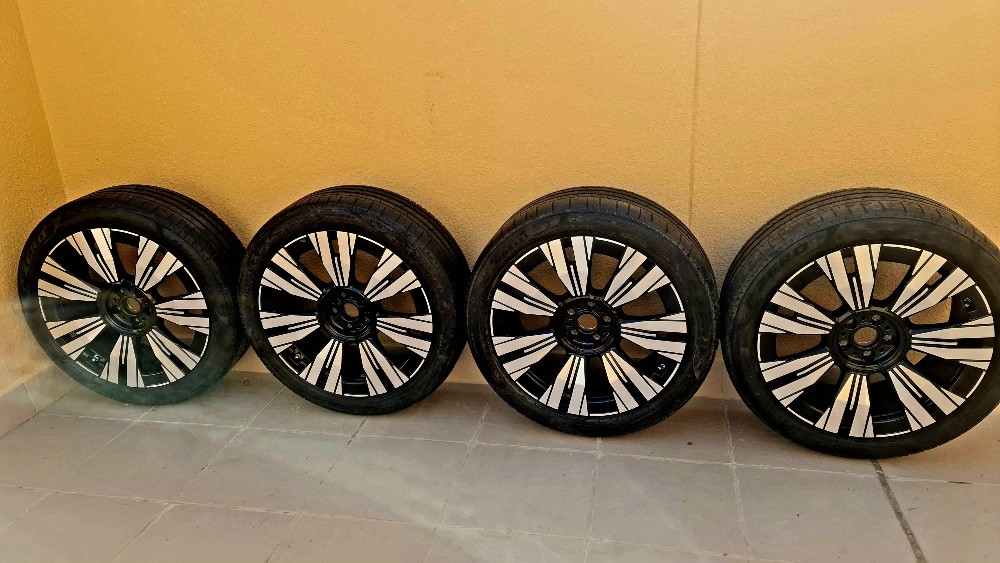 Spectre Wheels with tyres new - 3