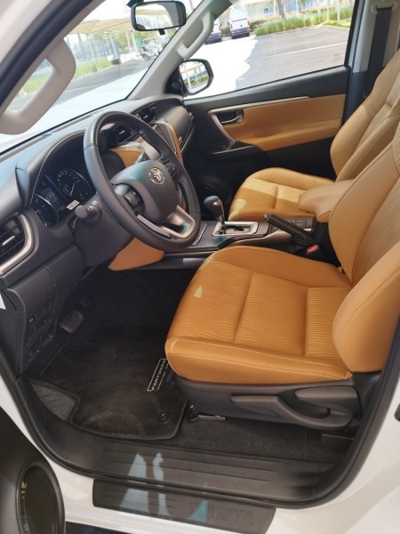 TOYOTA FORTUNER RENT V6 BRAND NEW - 7