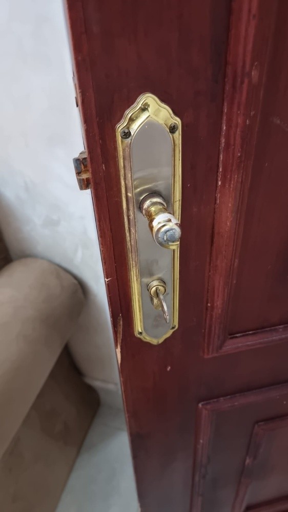 نجار صيانة مقبض ومفتاح قفل الباب - 1