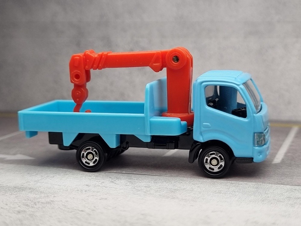 TOMICA HINO TRUCK WITH CRANE - 5