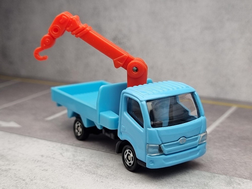 TOMICA HINO TRUCK WITH CRANE - 2