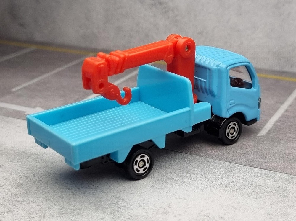 TOMICA HINO TRUCK WITH CRANE - 4