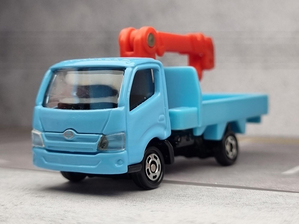 TOMICA HINO TRUCK WITH CRANE - 3