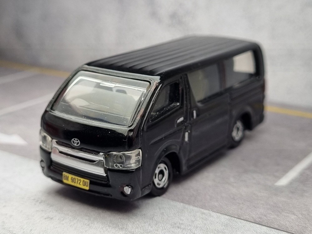 Toyota Hiace Van 1/64 scale - 1