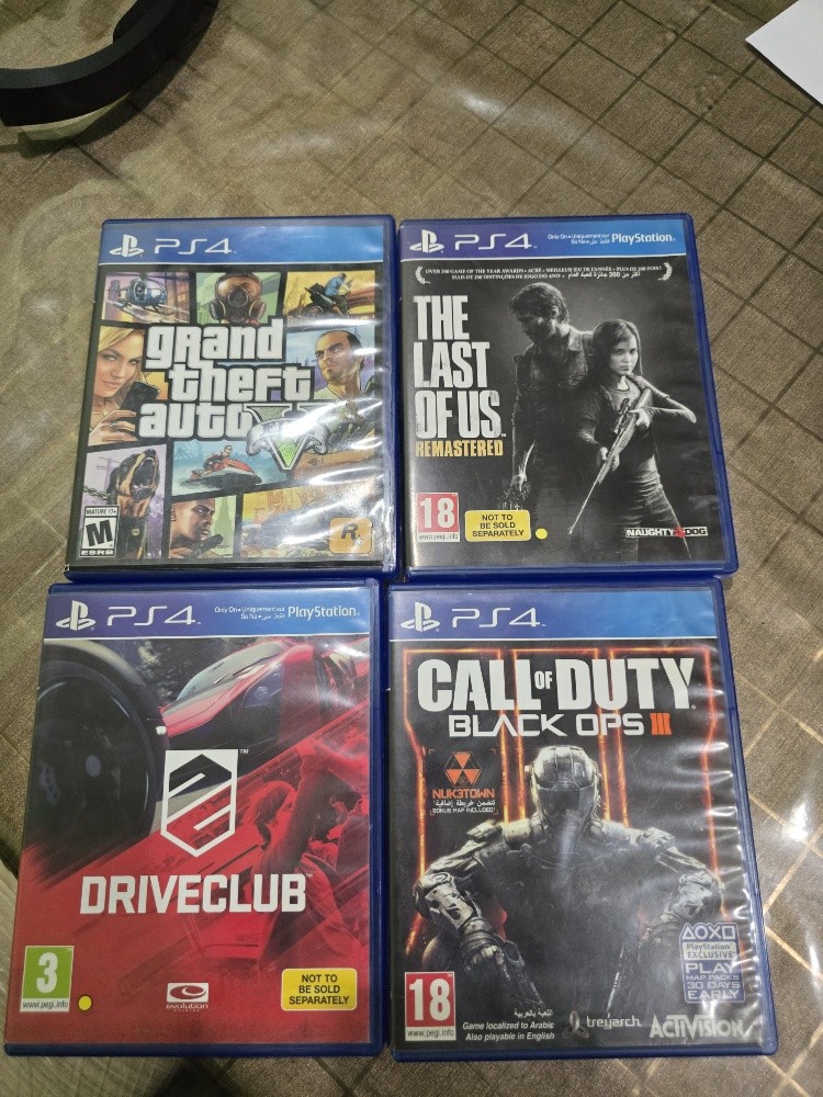 PS4 with 4 physical discs - 3