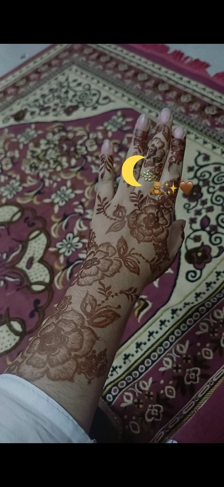 henna artist available - 2