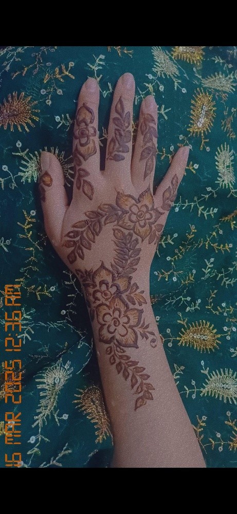 henna artist available - 3