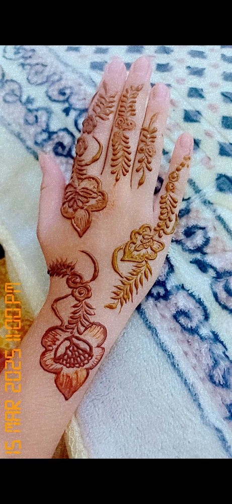 henna artist available - 4