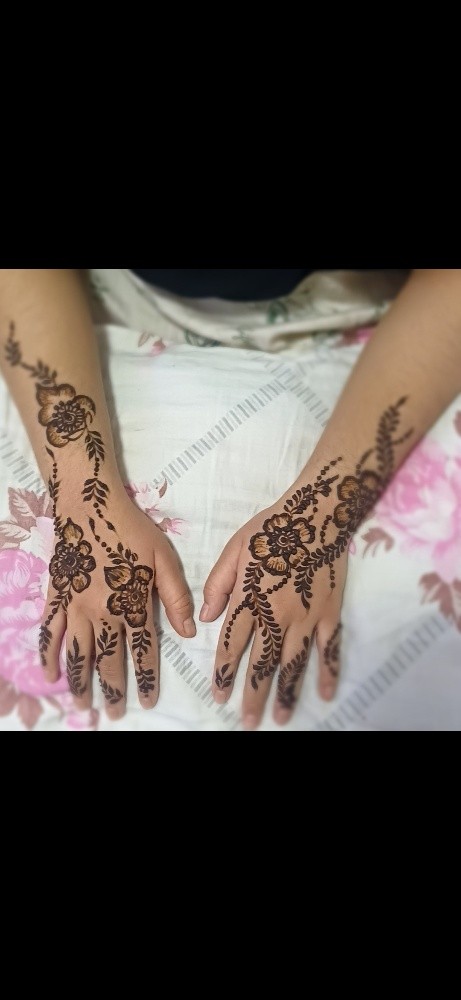 henna artist available - 7