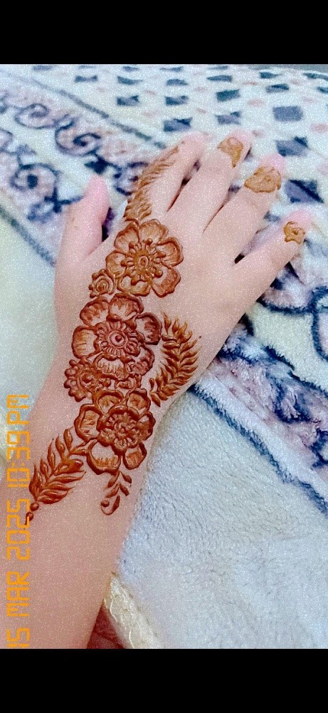 henna artist available - 5